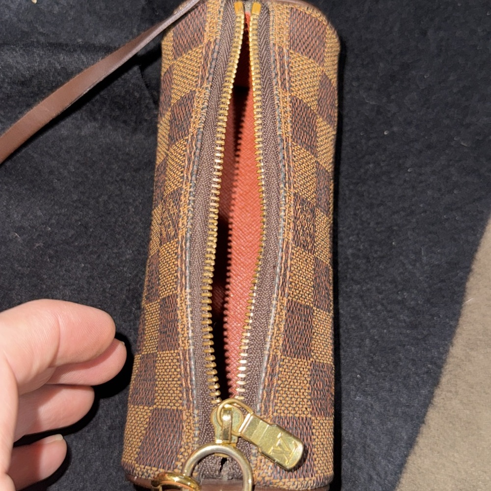 Women’s or Men's Louis Vuitton Damier Ebene pochette Papillon! With COA 10/10!🔥 - Picture 11 of 16